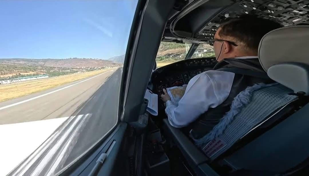 বিমান নিয়ে নামলেন রাজা-রানি নিজেরাই! The King and Queen of Thailand