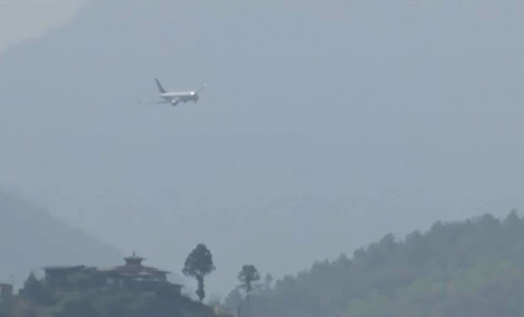 বিমান নিয়ে নামলেন রাজা-রানি নিজেরাই! The King and Queen of Thailand