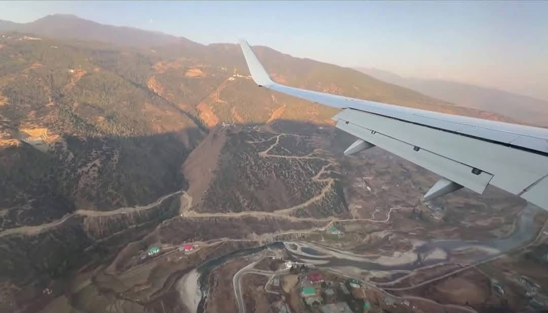 বিমান নিয়ে নামলেন রাজা-রানি নিজেরাই! The King and Queen of Thailand