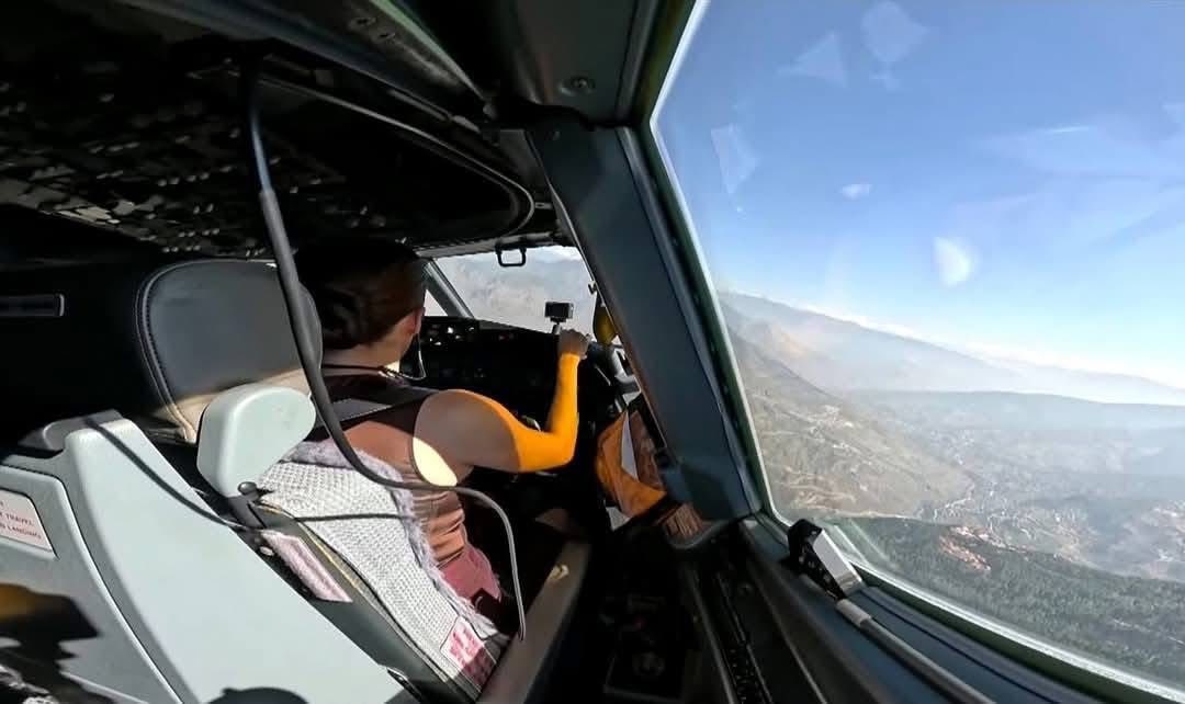 বিমান নিয়ে নামলেন রাজা-রানি নিজেরাই! The King and Queen of Thailand