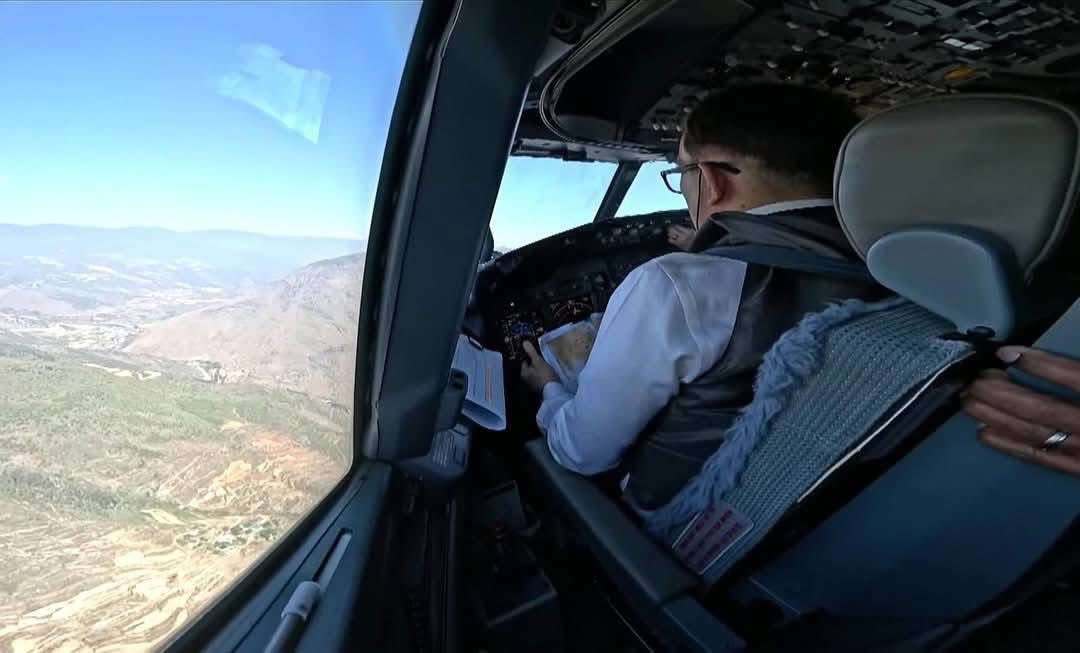 বিমান নিয়ে নামলেন রাজা-রানি নিজেরাই! The King and Queen of Thailand