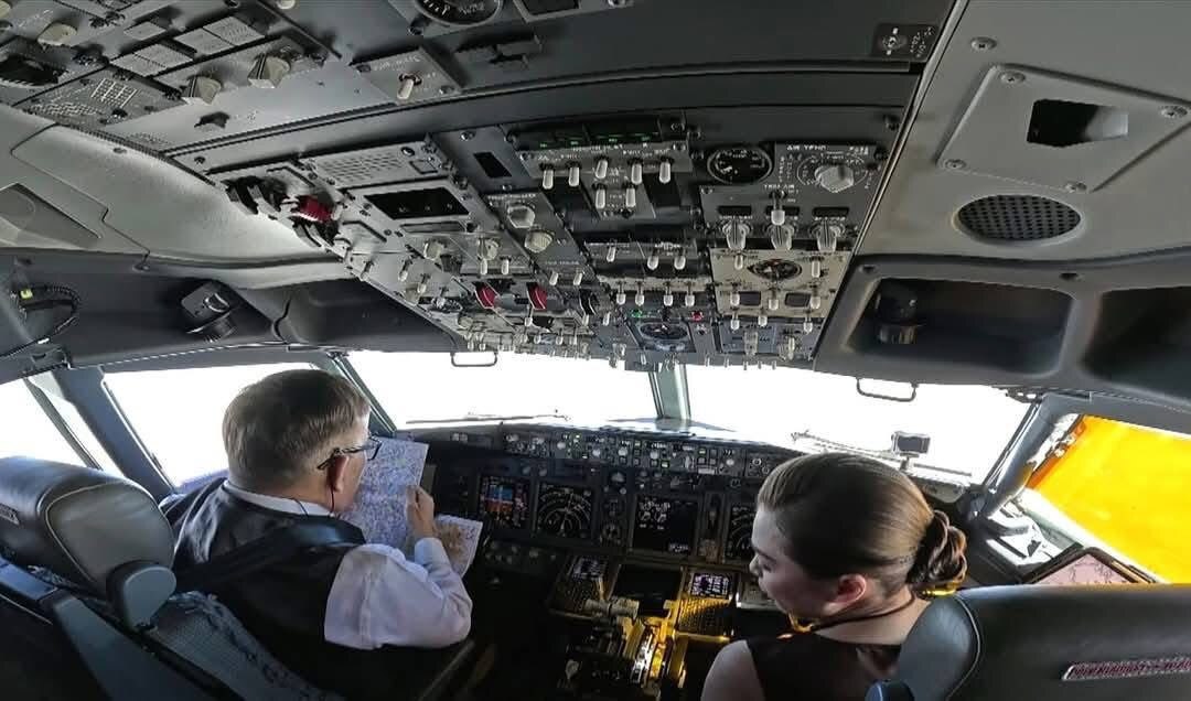 বিমান নিয়ে নামলেন রাজা-রানি নিজেরাই! The King and Queen of Thailand