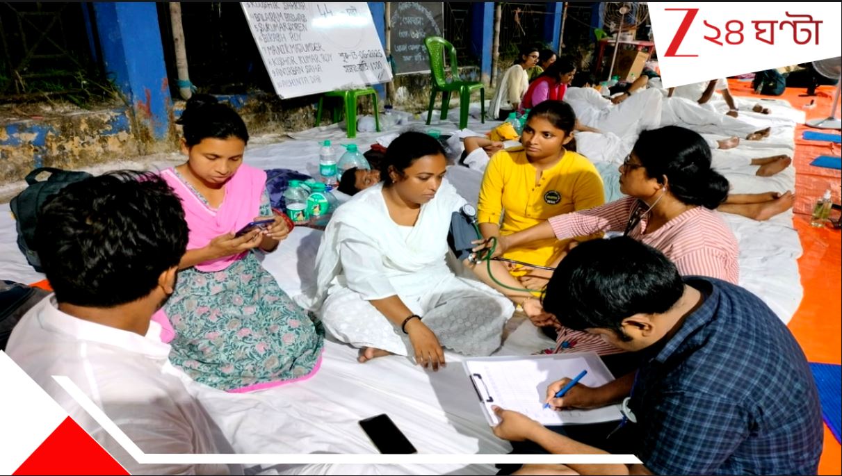 SSC Hunger Strike: অনশনে চাকরিহারাদের ভাঙছে শরীর, বিগড়োচ্ছে সোডিয়াম-পটাশিয়াম লেভেল! হাসপাতালে তড়িঘড়ি SSC Hunger Strike: অনশনে চাকরিহারাদের ভাঙছে শরীর, বিগড়োচ্ছে সোডিয়াম-পটাশিয়াম লেভেল! হাসপাতালে তড়িঘড়ি