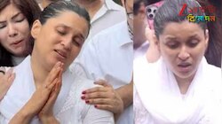 বাবার শেষকৃত্যে জ্ঞান হারালেন মানারা, পাশে নেই দিদি প্রিয়াঙ্কা-পরিণীতি!