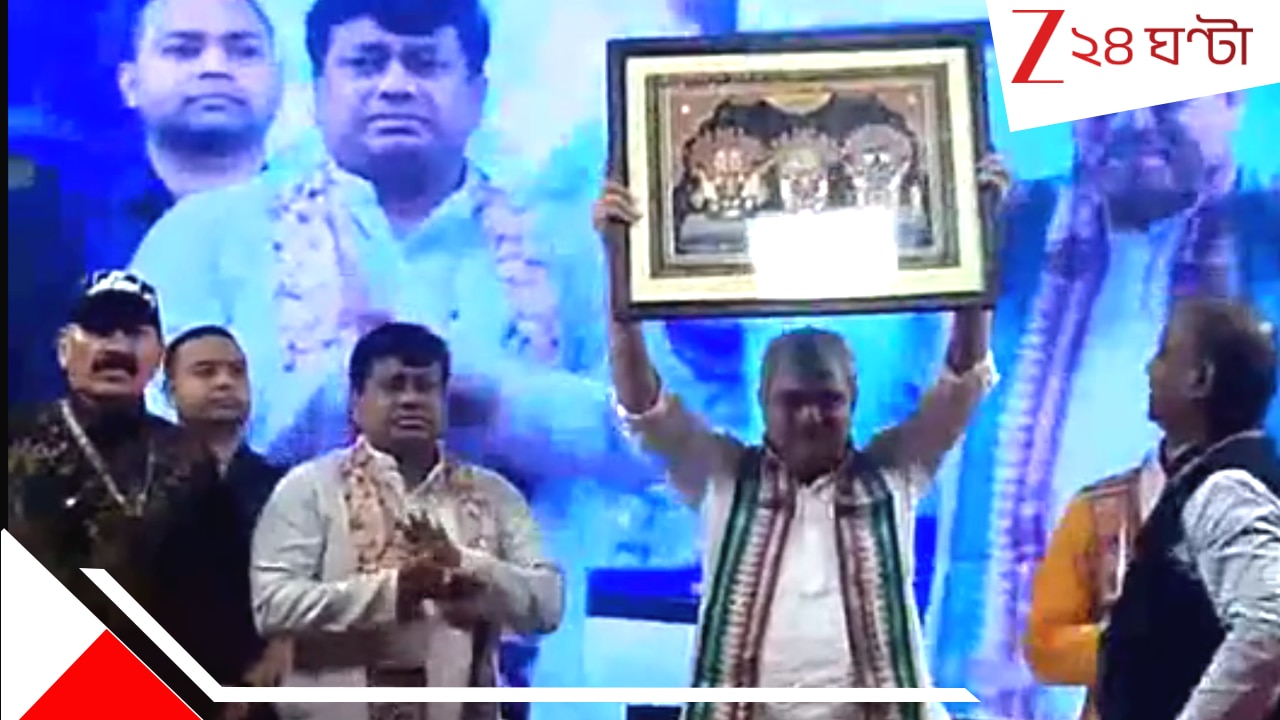 জমি জটে আটকে রাজ্যের একাধিক রেল প্রকল্প, তৃণমূল সাংসদকে পাশে বসিয়েই বলে দিলেন রেলমন্ত্রী| Number of rail projects West Bengal are stalled for land dispute alleges Rail minister Ashwini Vaishnaw