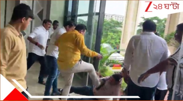 Bhubaneswar Officer Viral Video: WATCH | অফিসারের মুখে-বুকে লাথি, মার! পুরনিগমের মধ্যে ঢুকে তাণ্ডব BJP কাউন্সিলরের...ছিঃ! Bhubaneswar Officer Viral Video: WATCH | অফিসারের মুখে-বুকে লাথি, মার! পুরনিগমের মধ্যে ঢুকে তাণ্ডব BJP কাউন্সিলরের...ছিঃ!