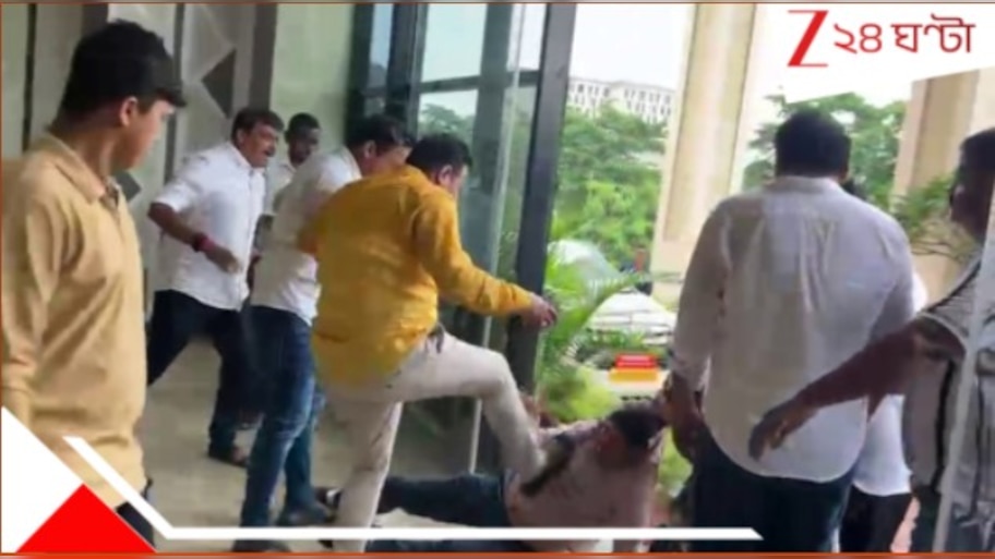 Bhubaneswar Officer Viral Video: WATCH | অফিসারের মুখে-বুকে লাথি, মার! পুরনিগমের মধ্যে ঢুকে তাণ্ডব BJP কাউন্সিলরের...ছিঃ!