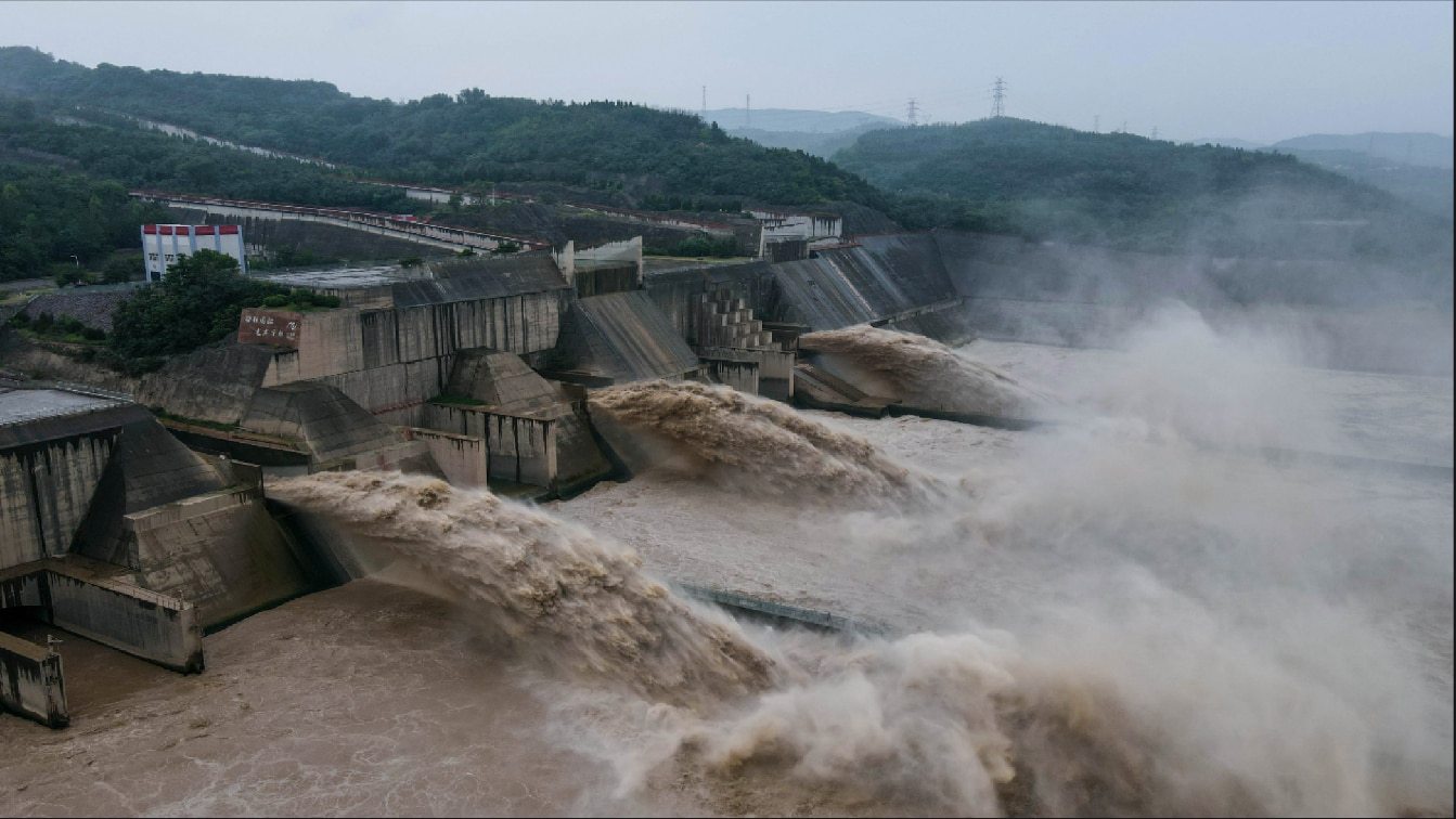 ফেটে গেল দৈত্যাকার বাঁধের বিশাল দেওয়াল
