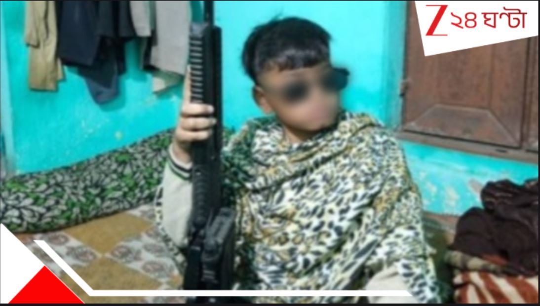 হাতে রাইফেল, পায়ের উপর পায়ে তুলে বসে আছে TMC বিধায়কের নাবালক নাতি! ছবি ভাইরাল….Photo of TMC MLA Hareram singh with rifle goes viral in social media