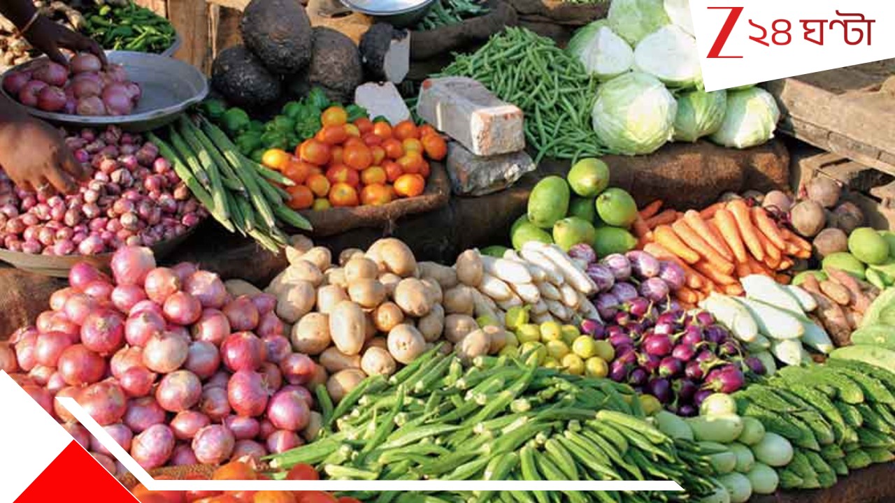 Vegetable Price Hike: বেগুন ২০০, কাঁচা লঙ্কা ১২০! বর্ষা নামলেও বাজারে গেলেই লাগছে 'গরম'... হাতে ছ্যাঁকা... Vegetable Price Hike: বেগুন ২০০, কাঁচা লঙ্কা ১২০! বর্ষা নামলেও বাজারে গেলেই লাগছে 'গরম'... হাতে ছ্যাঁকা...