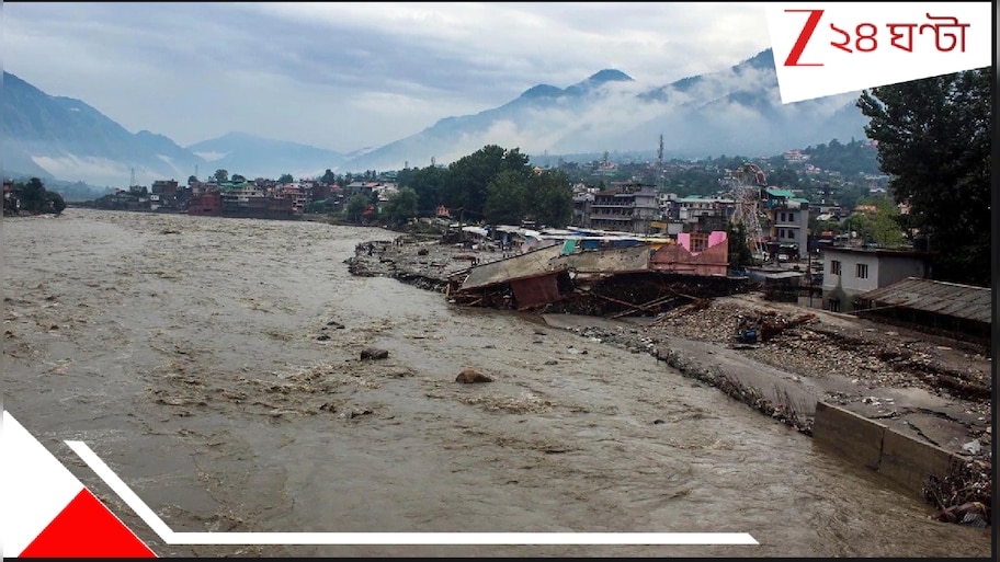 Himalayan Rescue: হড়পায় বিচ্ছিন্ন এলাকা দিয়ে নদীস্রোত ভাঙা পাথর পেরিয়ে ১১ কিমি ভয়ংকর হাঁটা! কাঁধে কাতরাচ্ছেন শিক্ষিকা...