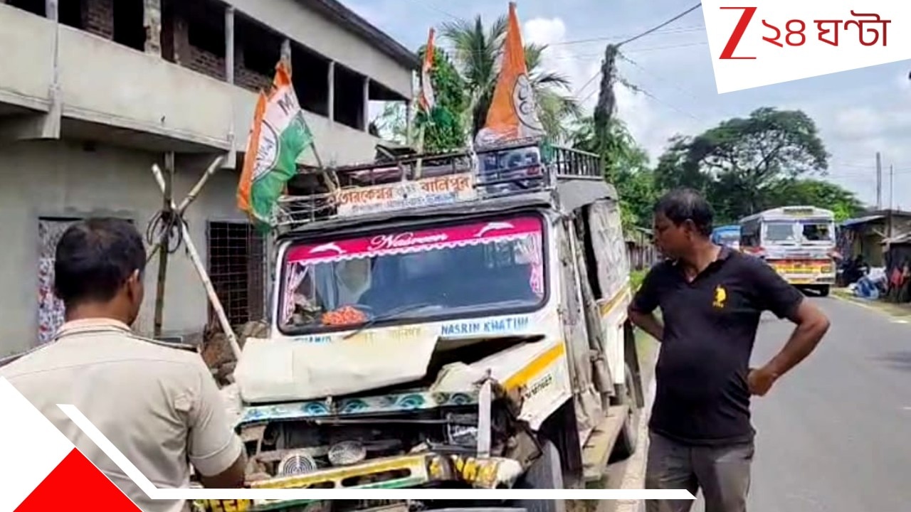 ২১-এর আবেগে ‘অঘটন’! ধর্মতলামুখী ট্রেকার সোজা গিয়ে বাসে…ছাদ থেকে…| Major accident before reaching dharmatal Reckless vehicle hits bus person falls from roof and gets seriously injured