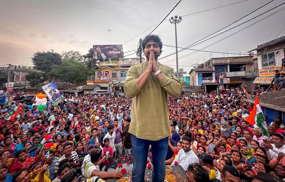 ২১-এর মঞ্চে দেব