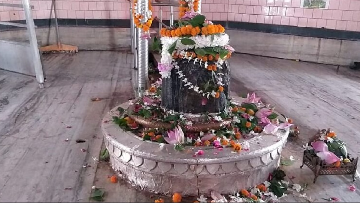 আহতদের উদ্ধার করে 