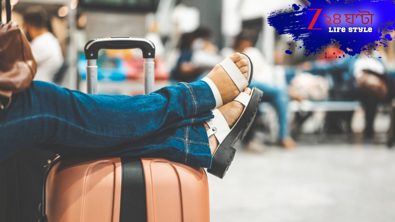 Airline Safety Tips: প্লেনে ঢোকার সময় আড়চোখে আপনার জুতো দেখেন এয়ারহোস্টেসরা! কেন? না জানলে জানুন... Airline Safety Tips: প্লেনে ঢোকার সময় আড়চোখে আপনার জুতো দেখেন এয়ারহোস্টেসরা! কেন? না জানলে জানুন...