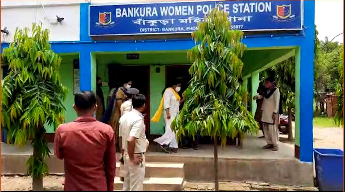 Bankura: বাঁকুড়ার বিভীষিকা! অন্ধকার গলিতে আনমনে হাঁটছে দশের বালিকা, আচমকা মুখ চেপে গায়ে নোংরা হাত... Bankura: বাঁকুড়ার বিভীষিকা! অন্ধকার গলিতে আনমনে হাঁটছে দশের বালিকা, আচমকা মুখ চেপে গায়ে নোংরা হাত...
