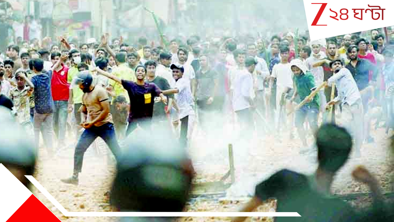 Dhaka Agitation: জুলাই আন্দোলনের ২ গোষ্ঠীর মধ্যে সংঘর্ষে রণক্ষেত্র শাহবাগ মোড়, পুলিস এসে... Dhaka Agitation: জুলাই আন্দোলনের ২ গোষ্ঠীর মধ্যে সংঘর্ষে রণক্ষেত্র শাহবাগ মোড়, পুলিস এসে...