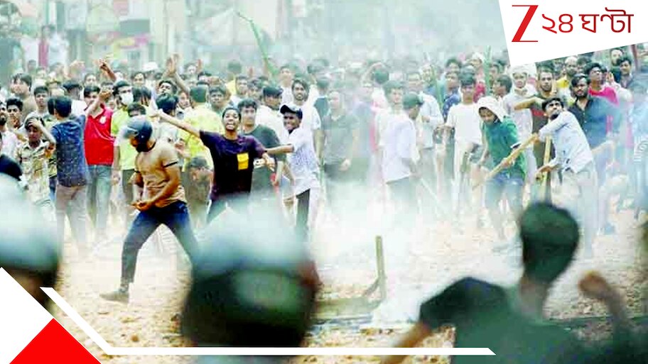 Dhaka Agitation: জুলাই আন্দোলনের ২ গোষ্ঠীর মধ্যে সংঘর্ষে রণক্ষেত্র শাহবাগ মোড়, পুলিস এসে...