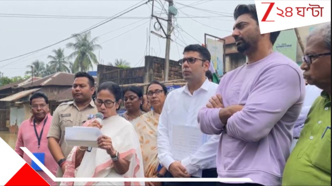 নিশানায় কেন্দ্র! ‘ঘাটালে ৭ কোটি টাকা খরচে পাম্প বসানো হবে’, ঘোষণা মমতার CM Mamata Banerjee inspects flood situation in Ghatal