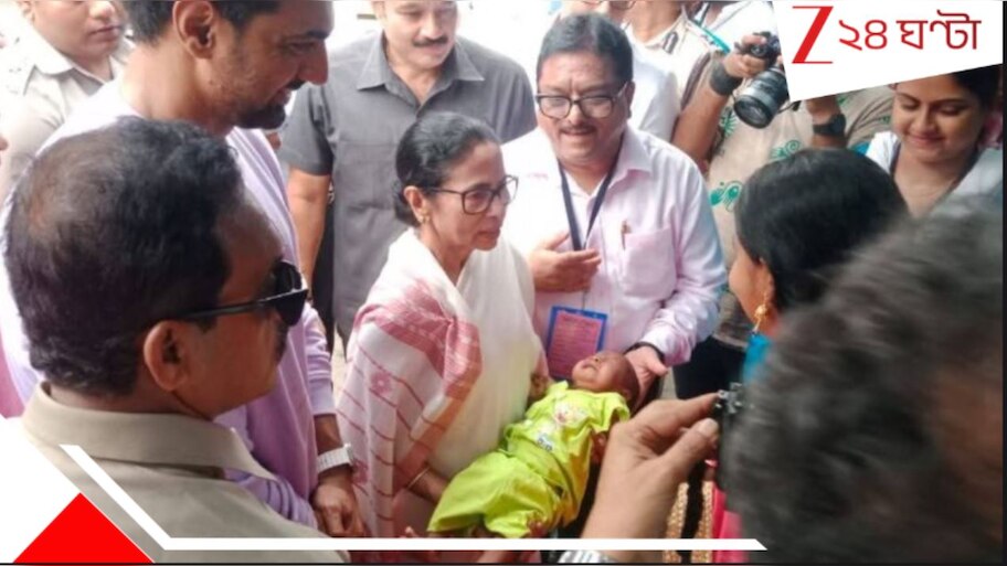 Mamata Banerjee in Ghatal: পাশে প্রশাসন, বন্যায় নৌকায় চেপে হাসপাতালে! ঘাটালে সদ্য মা-শিশুদের সঙ্গে সাক্ষাত্‍ মমতার..
