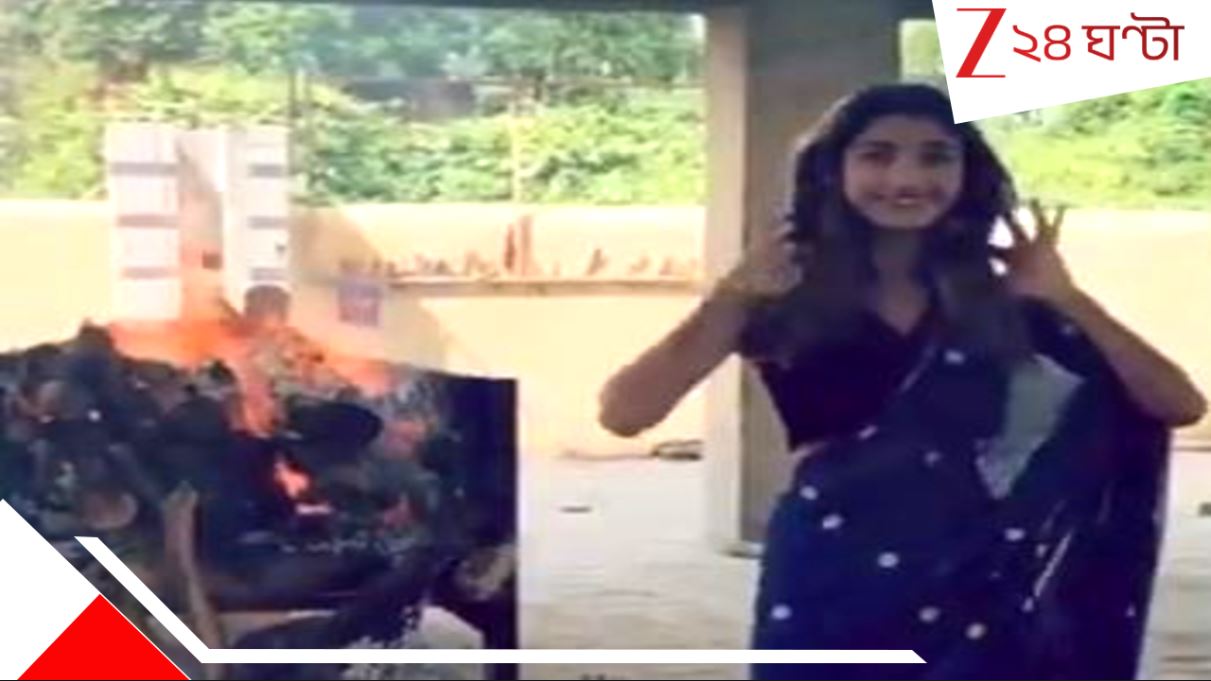 Viral Video: ভাইরাল ভিডিয়ো! জ্বলন্ত চিতার সামনেই তরুণীর নাচ! শিফন শাড়ি আর হাতকাটা ব্লাউজে কদর্য রিলস্ শ্মশানেই … Viral Video: ভাইরাল ভিডিয়ো! জ্বলন্ত চিতার সামনেই তরুণীর নাচ! শিফন শাড়ি আর হাতকাটা ব্লাউজে কদর্য রিলস্ শ্মশানেই …