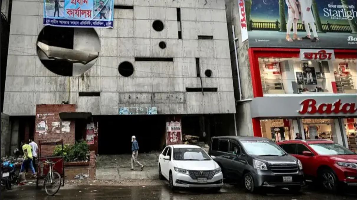 কারা যাতায়াত করেন 'পার্টি অফিসে'?