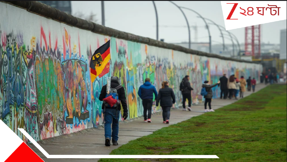 Berlin Wall: শহরের মানুষ ঘুম থেকে উঠে দেখলেন শহরের মাঝখানে দাঁড়িয়ে এক দেওয়াল! লোহার পর্দা! ১৫৫ কিমি দীর্ঘ, ১৩ ফুট উঁচু... Berlin Wall: শহরের মানুষ ঘুম থেকে উঠে দেখলেন শহরের মাঝখানে দাঁড়িয়ে এক দেওয়াল! লোহার পর্দা! ১৫৫ কিমি দীর্ঘ, ১৩ ফুট উঁচু...