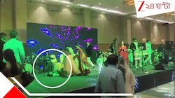 বিয়ের অনুষ্ঠানে নাচতে নাচতে মঞ্চেই পড়ে গেলেন মহিলা,আর উঠলেন না... মর্মান্তিক ভিডিয়ো