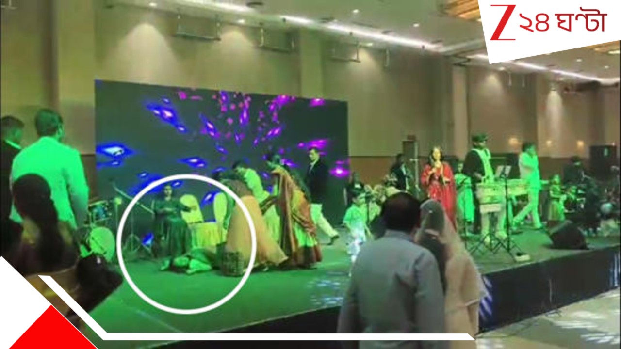 Woman collapses while dancing: বিয়ের অনুষ্ঠানে নাচতে নাচতে মঞ্চেই পড়ে গেলেন মহিলা, আর উঠলেন না... মর্মান্তিক ভিডিয়ো ভাইরাল... Woman collapses while dancing: বিয়ের অনুষ্ঠানে নাচতে নাচতে মঞ্চেই পড়ে গেলেন মহিলা, আর উঠলেন না... মর্মান্তিক ভিডিয়ো ভাইরাল...