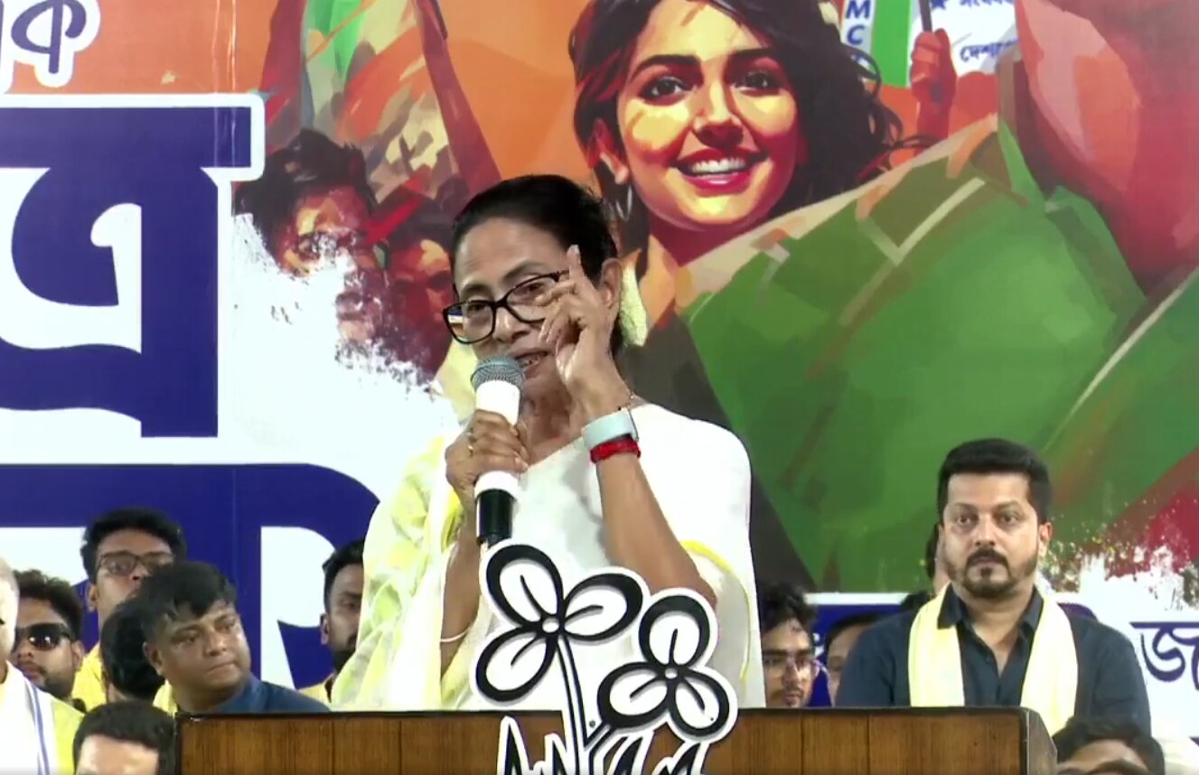 বলিউডকে তোপ মমতার