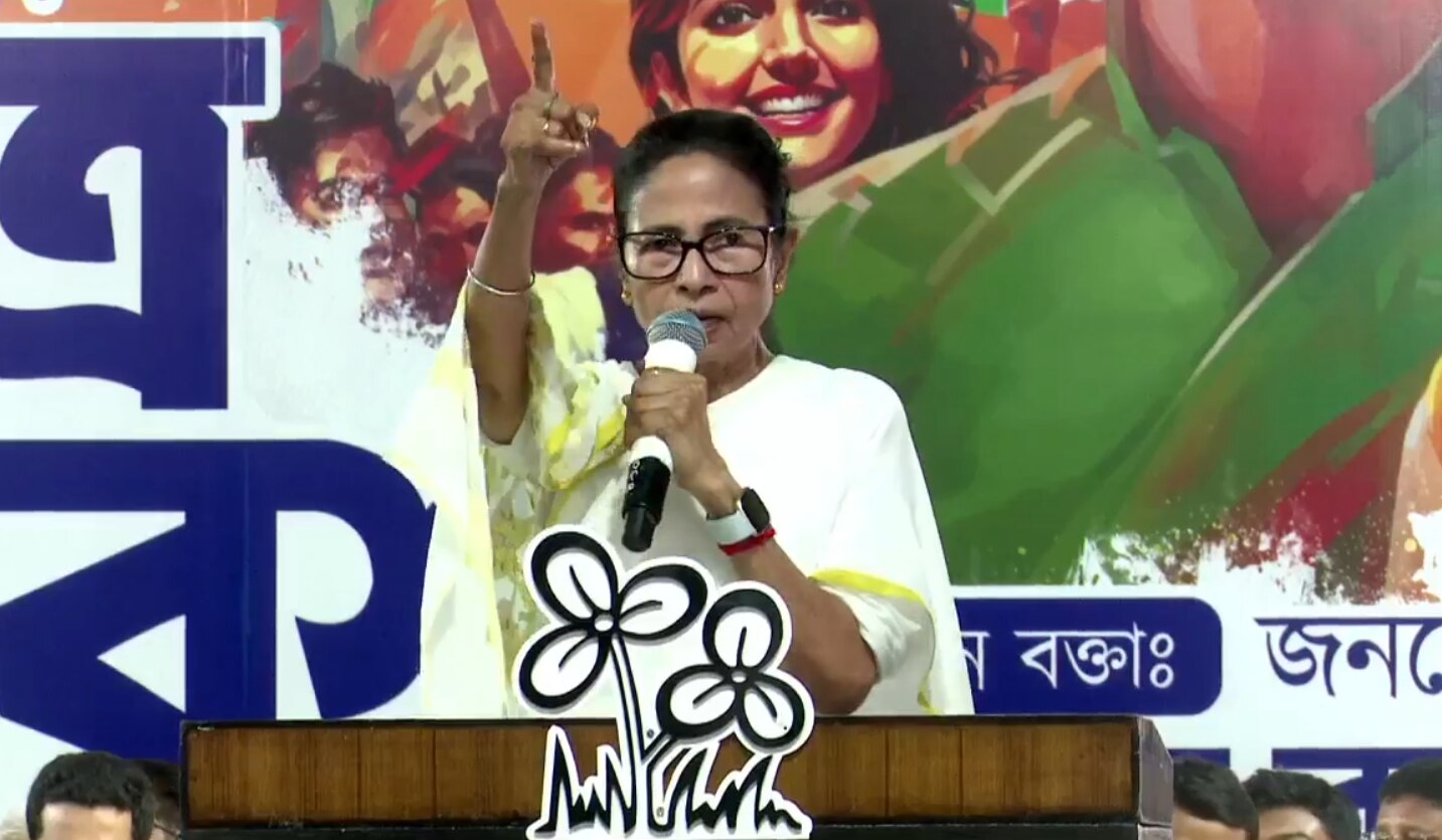 বলিউডকে তোপ মমতার