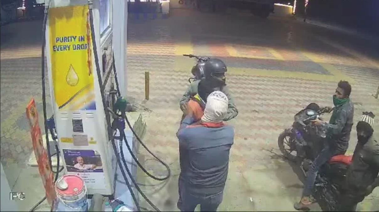 পেট্রোল পাম্পে ডাকাতি