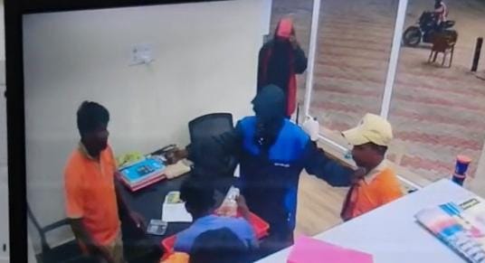 পেট্রোল পাম্পে ডাকাতি
