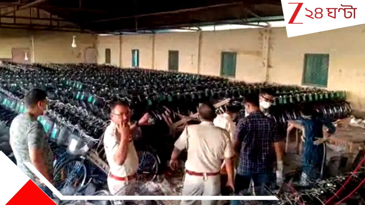 Mysterious Body Found At School: সবুজ সাথী সাইকেল রাখা গুদামে বিটকেল দুর্গন্ধ! উদ্ধার এক দে*হ... ভয়ংকর... Mysterious Body Found At School: সবুজ সাথী সাইকেল রাখা গুদামে বিটকেল দুর্গন্ধ! উদ্ধার এক দে*হ... ভয়ংকর...
