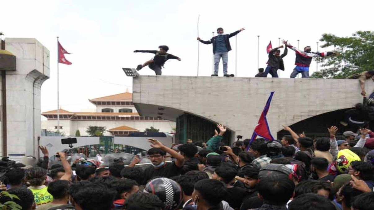 ছাত্রছাত্রীদের ওপর হামলা