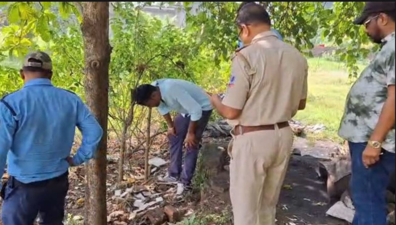 আর্বজনার স্তুপে  ভোটার কার্ড!