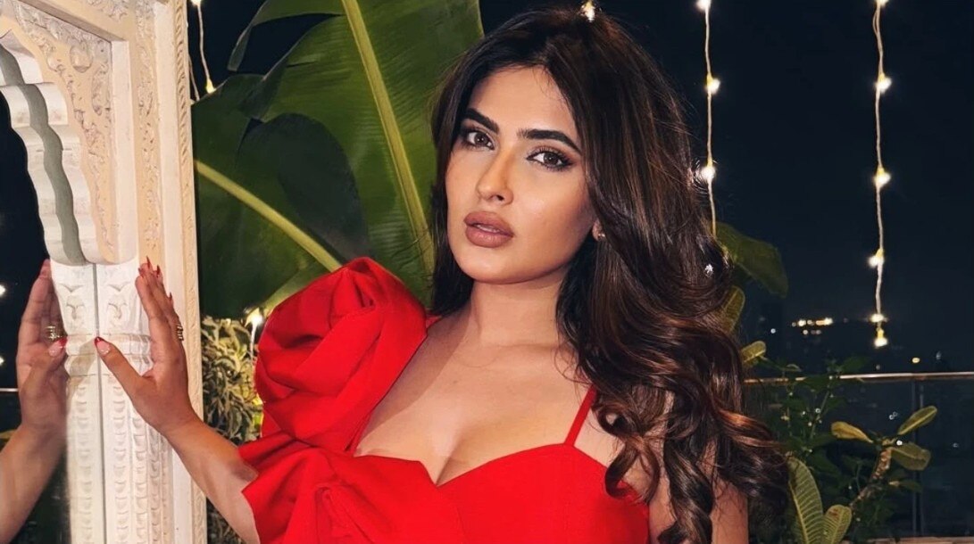 চলন্ত ট্রেন থেকে ঝাঁপ কারিশ্মা শর্মার... Actress Karishma Sharma jumps from moving local train