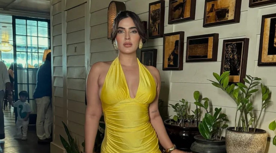 চলন্ত ট্রেন থেকে ঝাঁপ কারিশ্মা শর্মার... Actress Karishma Sharma jumps from moving local train