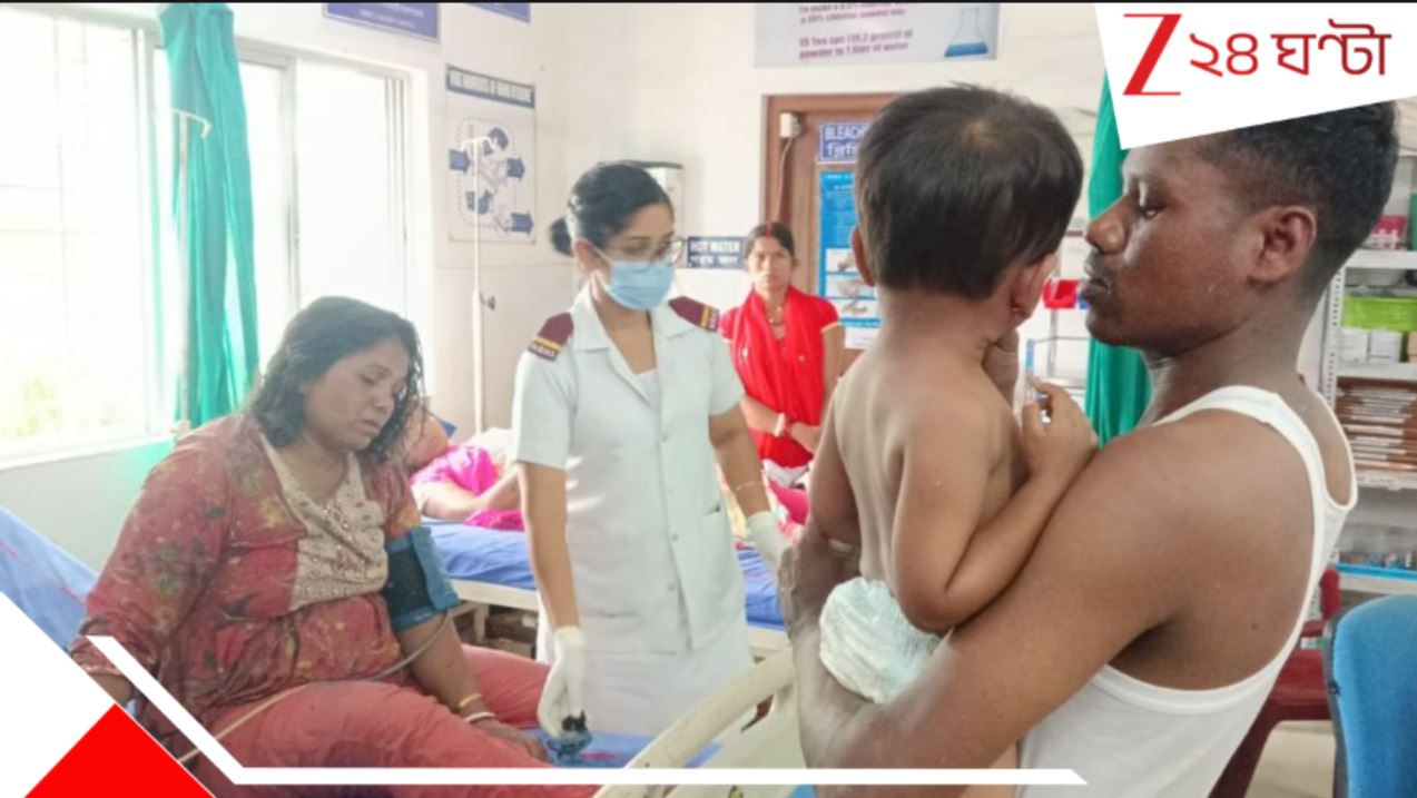 জাতীয় সড়কে একী কাণ্ড! মেয়েকে বাঁচাতে স্কুটি ফেলে ছুট বাবার, মা তখন… ডুয়ার্সে আতঙ্ক…Bee attack a couple and their child on National Highway in Mal