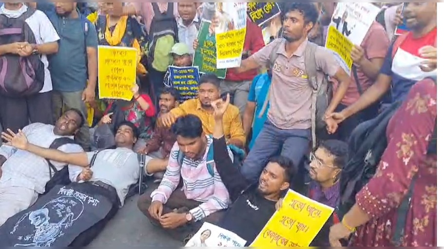 Barasat TET Agitation: 'আন্দোলনের নামে ব্যাভিচার', টেট উত্তীর্ণদের বিক্ষোভের মুখে এবার সাংসদ-বিধায়ক! বারাসতে...
