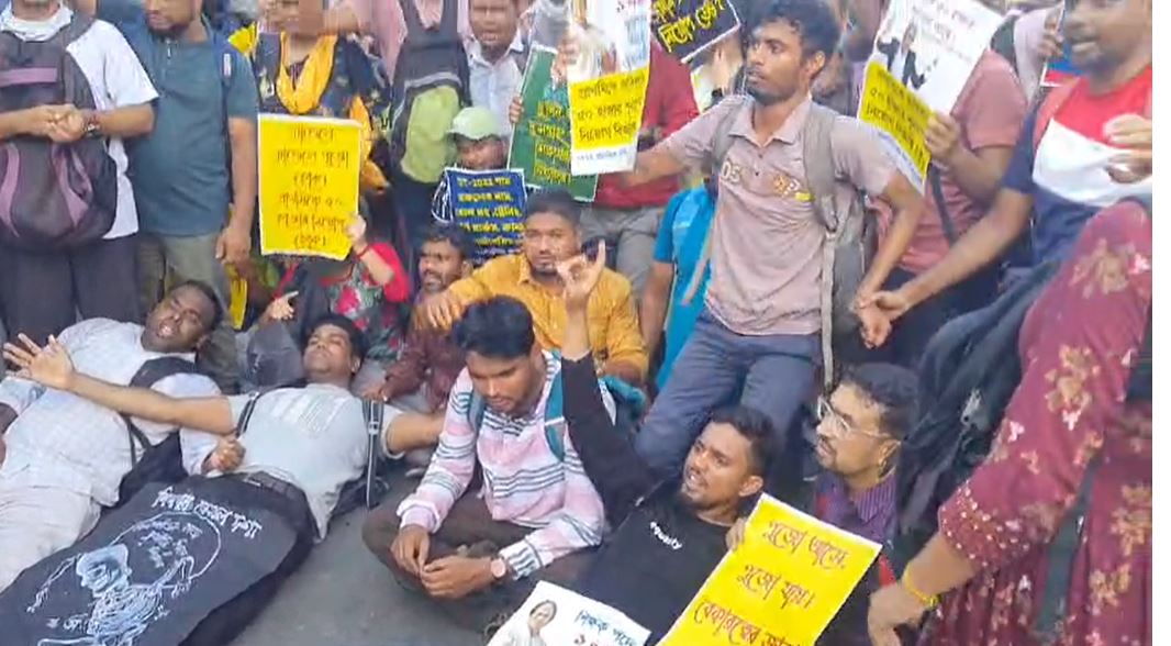 Barasat TET Agitation: 'আন্দোলনের নামে ব্যাভিচার', টেট উত্তীর্ণদের বিক্ষোভের মুখে এবার সাংসদ-বিধায়ক! বারাসতে... Barasat TET Agitation: 'আন্দোলনের নামে ব্যাভিচার', টেট উত্তীর্ণদের বিক্ষোভের মুখে এবার সাংসদ-বিধায়ক! বারাসতে...