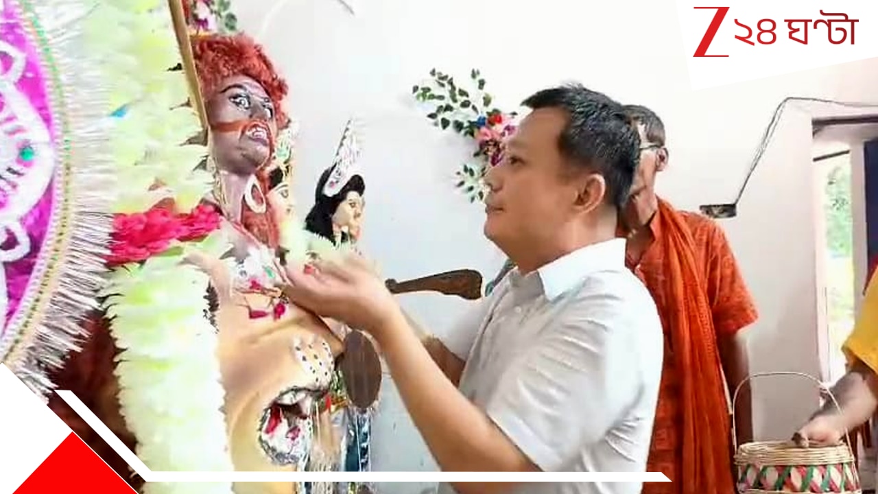 ষষ্ঠীতে হাজির প্যান্ডেলে, ঢাক বাজিয়ে, নাড়ু বানিয়ে আনন্দে মাতলেন চিনা কনস্যুলেটের ডেপুটি কনসাল জেনারেল |hinese people reached Pandua to watch Durga Puja