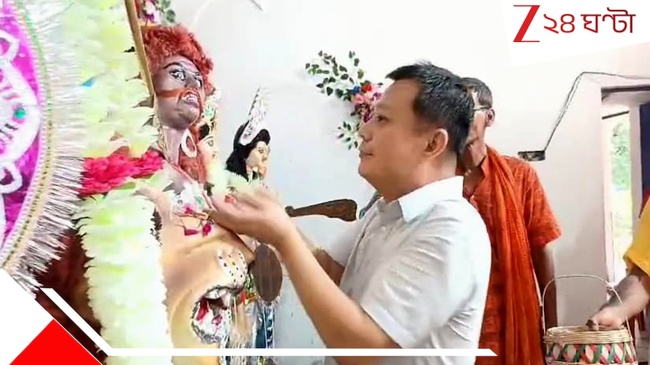 Durga Puja 2025: ষষ্ঠীতে হাজির প্যান্ডেলে, ঢাক বাজিয়ে, নাড়ু বানিয়ে আনন্দে মাতলেন চিনা কনস্যুলেটের ডেপুটি কনসাল জেনারেল 
