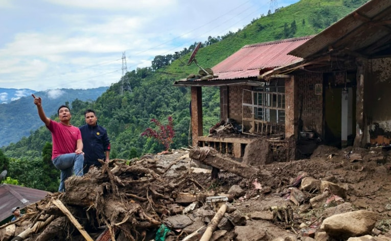 উত্তরবঙ্গের পাশে