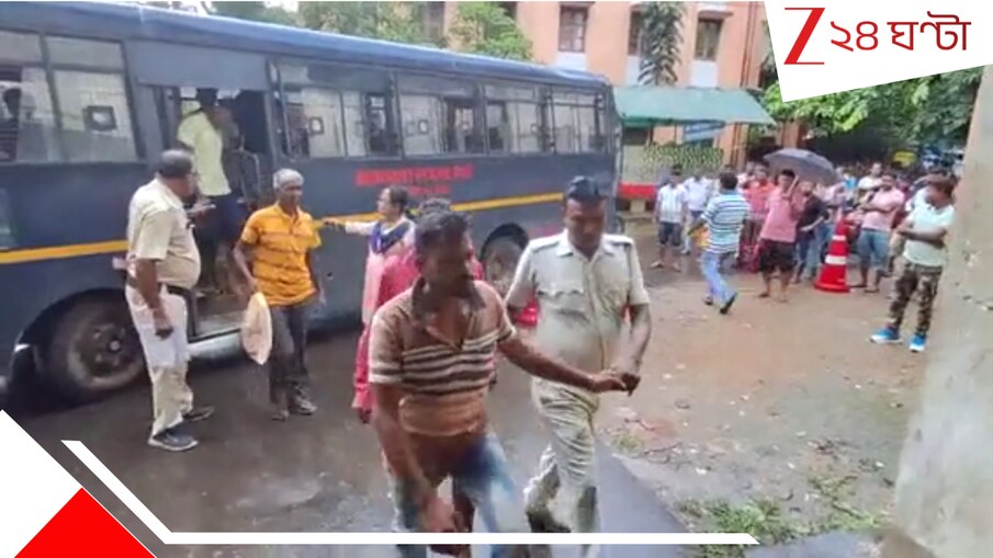 Bangladeshi Arrested: এদেশে ছিলেন বেশ কয়েক বছর, ফেরার চেষ্টা করতেই পুলিসের হাত পাকড়াও ১৭ বাংলাদেশি