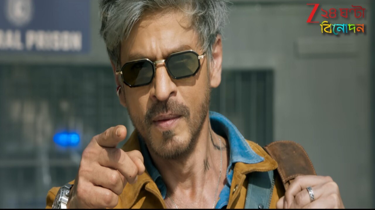 King Title Reveal: রুপোলি চুল, কানে দুল! জন্মদিনে ‘KING’ খানের বড় চমক… King Title Reveal: রুপোলি চুল, কানে দুল! জন্মদিনে ‘KING’ খানের বড় চমক…