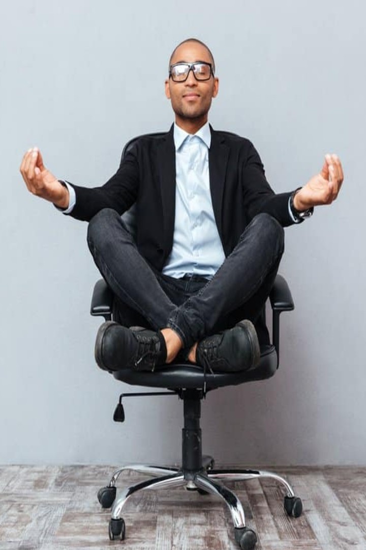 ডেস্কচেয়ারেই যোগ! কাজের মাঝে ঝটপট শান্তির ৫ আসনীয় পোজ