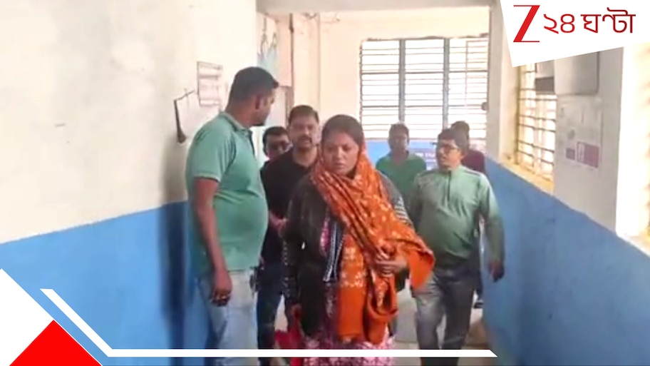 SIR in Bengal: ফর্ম সংগ্রহের সময় আচমকাই বুকে ব্যথা, হাসপাতালে কেঁদে ভাসালেন মহিলা বিএলও