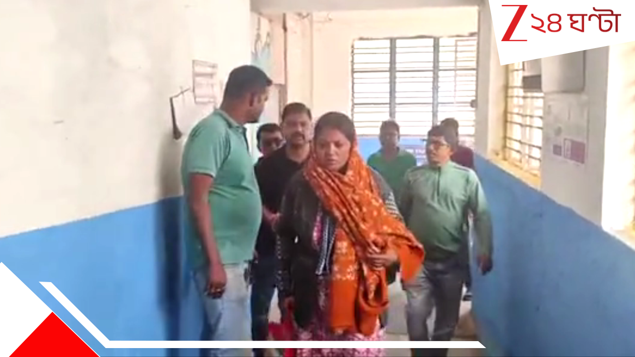 SIR in Bengal: ফর্ম সংগ্রহের সময় আচমকাই বুকে ব্যথা, হাসপাতালে কেঁদে ভাসালেন মহিলা বিএলও SIR in Bengal: ফর্ম সংগ্রহের সময় আচমকাই বুকে ব্যথা, হাসপাতালে কেঁদে ভাসালেন মহিলা বিএলও