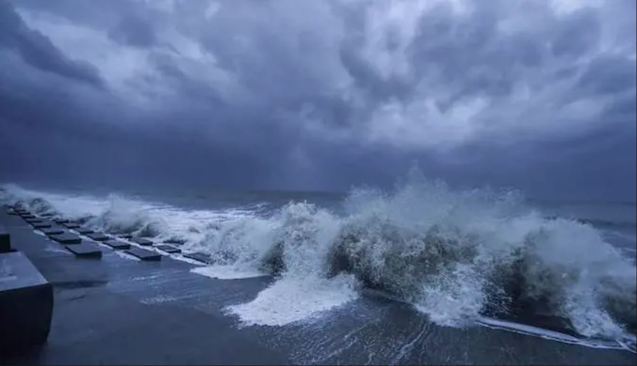 ঘূর্ণিঝড় সেনিয়ারের অবস্থা